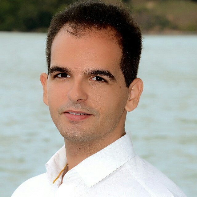 Foto do meu rosto 
                com o mar ao fundo, tirada em 2017 para a formatura